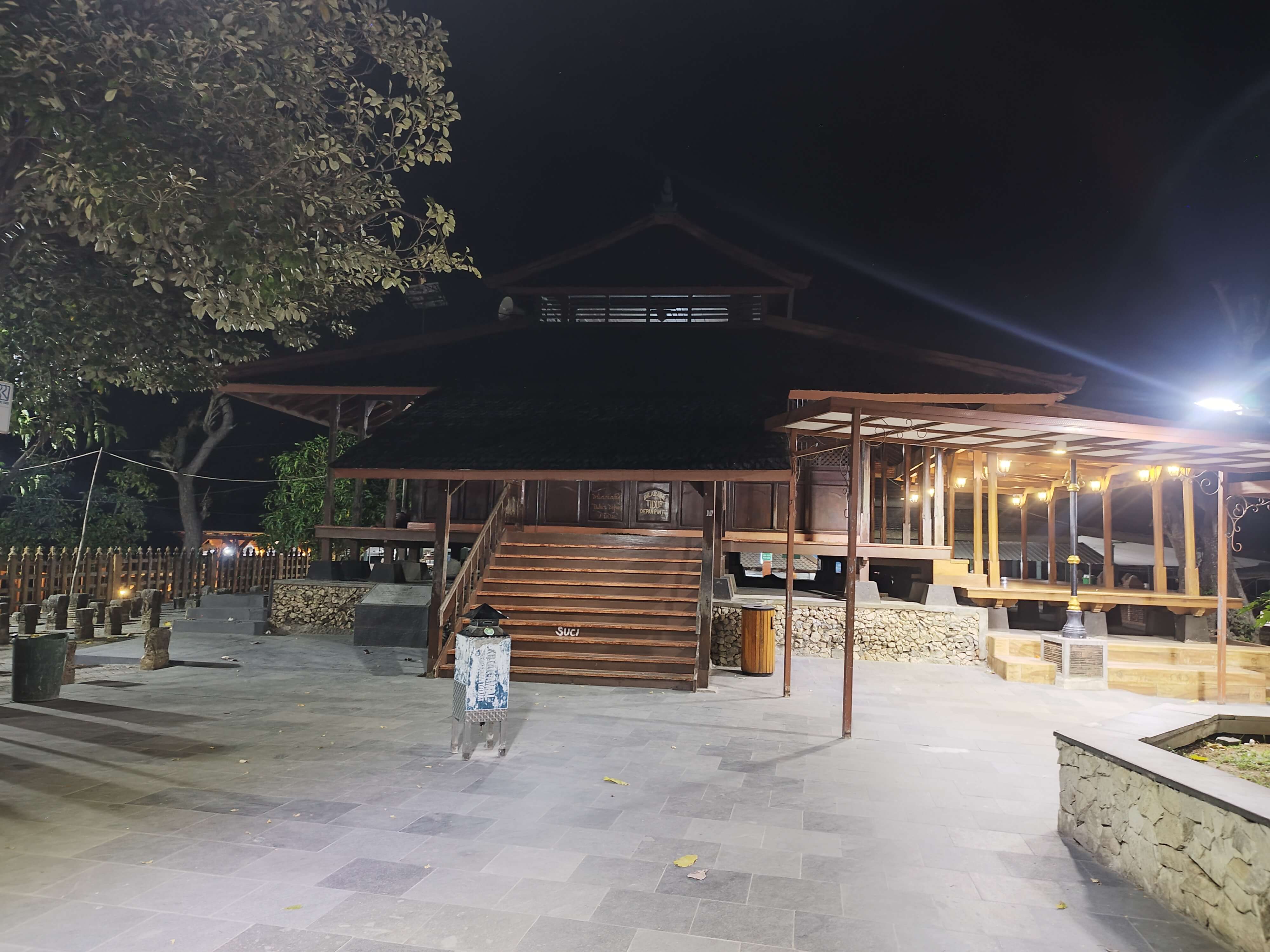 Masjid di Area Makam Sunan Popoh Blitar